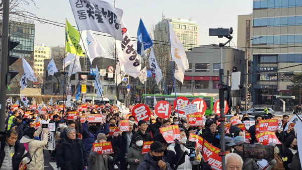 광화문을 향하여 행진. [사진 - 하태한 통일뉴스 통신원]