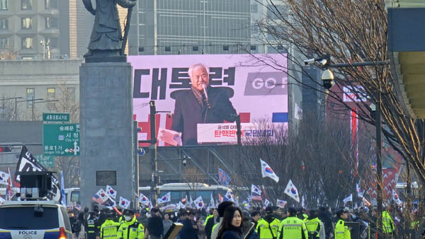 광화문역 쪽에서는 태극기부대 집회가 열렸다. 전광훈 목사가 연설하고 있다. [사진 - 하태한 통일뉴스 통신원]