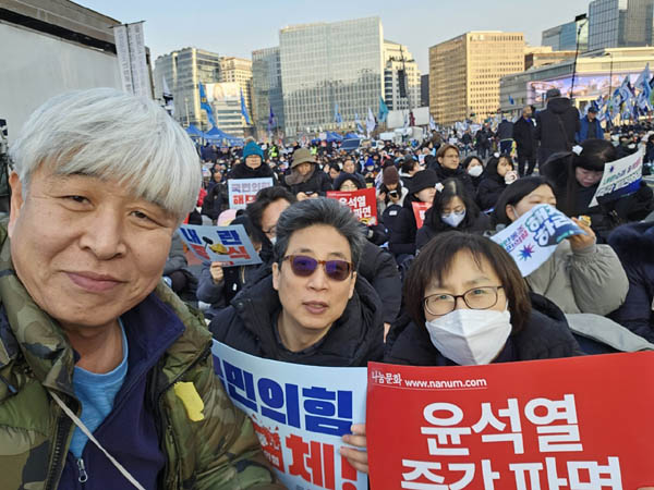 촛불동지들과 찰칵! [사진 - 하태한 통일뉴스 통신원]