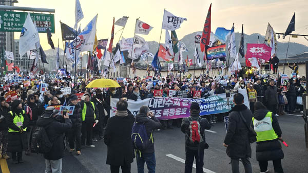 집회의 꽃인 행진이 시작되었다. [사진 - 하태한 통일뉴스 통신원]