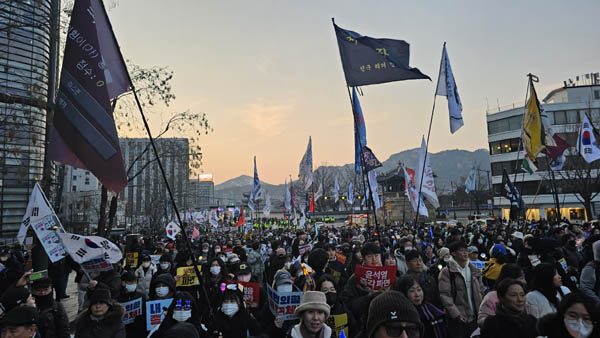 행진하는 동안 어둠이 찾아왔고, 6대의 선도차를 앞세우고 전진했다. [사진 - 하태한 통일뉴스 통신원]