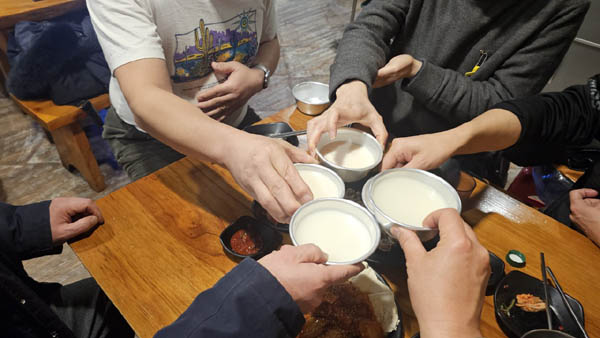 모든 행사를 마치고 부침과 두부, 막걸리로 허기를 달래고, 거리의 동지들과 함께 공유하는 무용담은 또다른 재미였다.  [사진 - 하태한 통일뉴스 통신원]