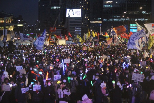'윤석열 즉각 퇴진! 사회대개혁! 10차 범시민대행진'이 8일 오후 5시 광화문 경복궁역 인근에서 10만명의 시민들이 참가한 가운데 진행됐다. [사진-통일뉴스 이승현 기자]