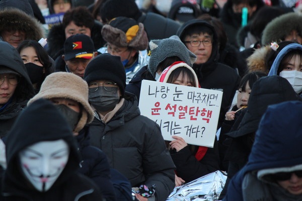나랑 눈 마주치면 윤석열탄핵 시키는거다 [사진-통일뉴스 이승현 기자]