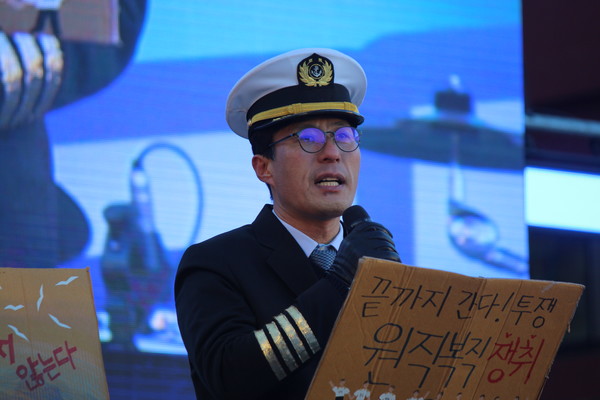 원직복직을 요구하는 해고 여객선장 박성모씨 [사진-통일뉴스 이승현 기자]