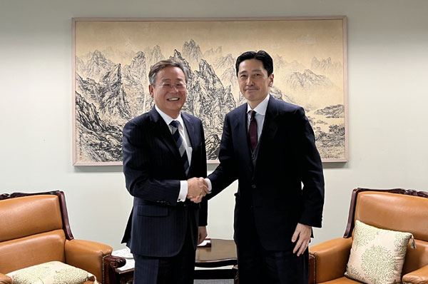 조구래 외교부 외교전략정보본부장(왼쪽)은 10일 오후 방한 중인 가나이 마사아키(金井 正彰) 일본 외무성 신임 북핵수석대표와 상견례 겸 한일 대북(북핵) 고위급 협의를 가졌다. [사진 제공 - 외교부]