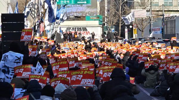 촛불행동은 8일 오후 3시 서울 안국역 근처에서 ‘126차 전국집중 촛불문화제’를 진행했다. [사진 - 통일뉴스 하태한 통신원]