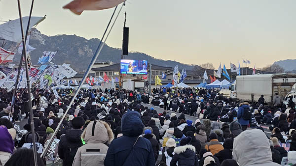 이어 오후 5시 서울 광화문에서 ‘윤석열탁핵, 사회대개혁 10차 시민대행진’ 집회가 진행됐다. [사진 - 통일뉴스 하태한 통신원]