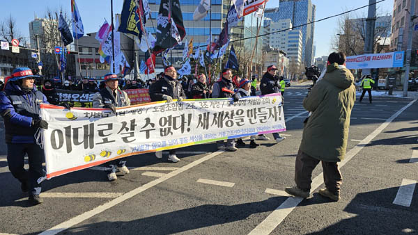 각 부문별로 사전 집회를 갖고 촛불문화제로 모였다. [사진 - 통일뉴스 하태한 통신원]