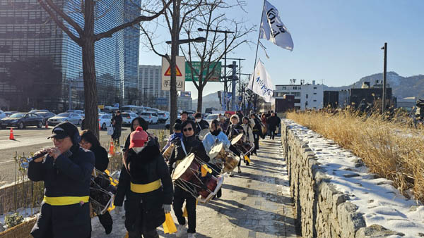 행진대오의 머리는 풍물패가 차지했다. [사진 - 통일뉴스 하태한 통신원]