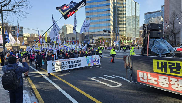 민주노총이 사전집회를 마치고 광화문으로 이동하고 있다. [사진 - 통일뉴스 하태한 통신원]
