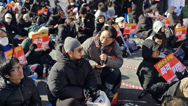 3주만에 돌아온 구본기 촛불행동 공동대표의 사전인터뷰로 집회의 시작을 알렸다. [사진 - 통일뉴스 하태한 통신원]