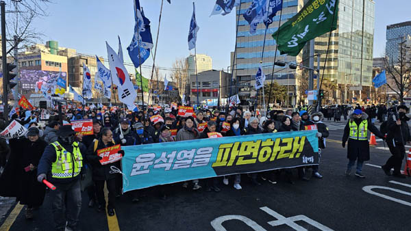 촛불문화제를 마치과 시민대행진이 열리는 광화문으로 향했다. [사진 - 통일뉴스 하태한 통신원]