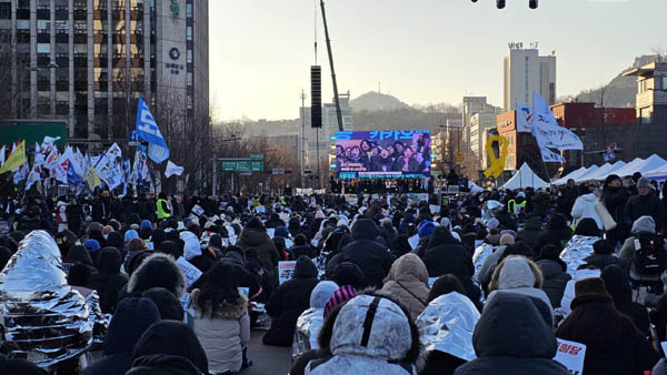 광화문 앞에서 열린 ‘윤석열탁핵, 사회대개혁 10차 시민대행진’.  [사진 - 통일뉴스 하태한 통신원]