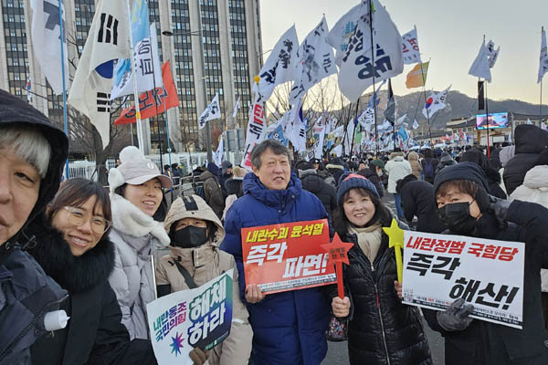 구로 촛불동지들과 찰칵! [사진 - 통일뉴스 하태한 통신원]