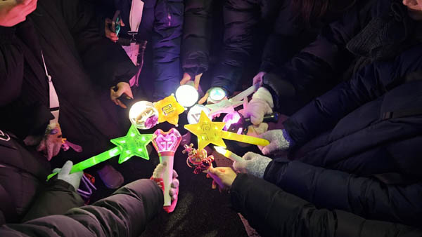 대세 '응원봉'. [사진 - 통일뉴스 하태한 통신원]