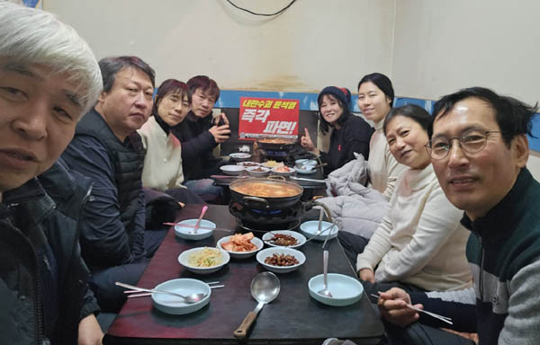 구로 동지들과 저녁을 먹었다. 밥까지 함께 먹는 그야말로 식구들이다. [사진 - 통일뉴스 하태한 통신원]