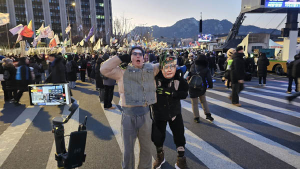 유튜버들이 생방송을 진행하고 있다. [사진 - 통일뉴스 하태한 통신원]