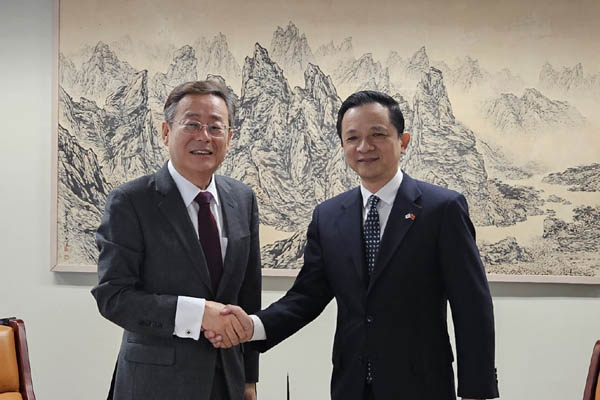 조구래 외교전략정보본부장은 12일 오전 외교부 청사에서 다이빙(戴兵) 주한중국대사를 접견했다. [사진 제공 - 외교부]