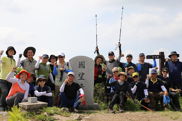 국망봉 정상에서 [사진제공-통일뉴스백두대간종주대]