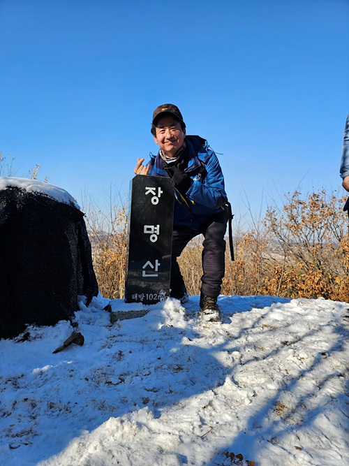 장명산 정상에서 이방형 대원 [사진제공-통일뉴스백두대간종주대]