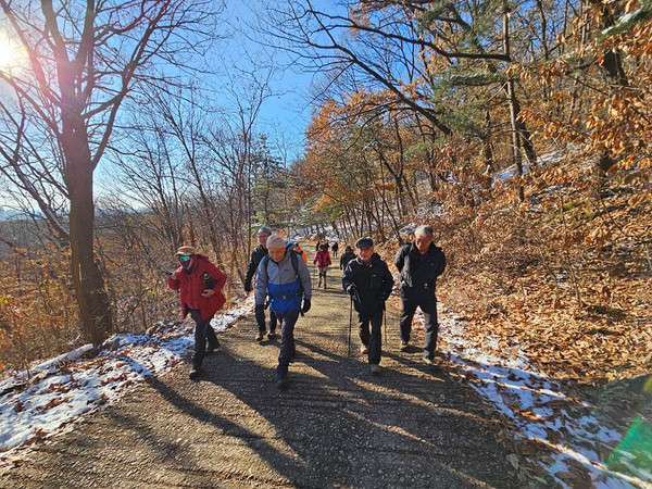 고봉산에 오르는 대원들 [사진제공-통일뉴스백두대간종주대]