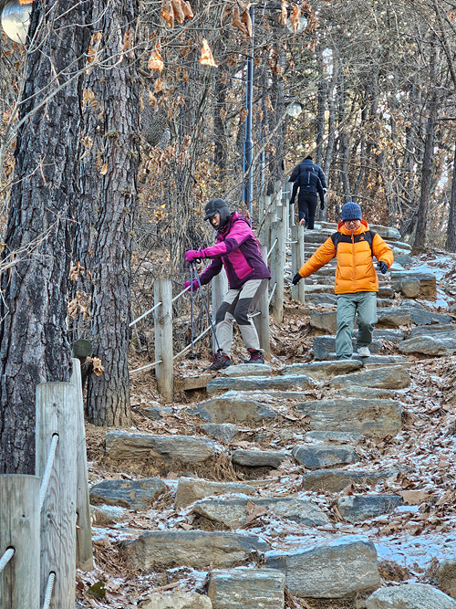 하산하는 장소영 박수열 대원 [사진제공-통일뉴스백두대간종주대]