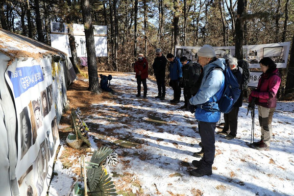 금정굴 앞에서 묵념하는 대원들 [사진제공-통일뉴스백두대간종주대]