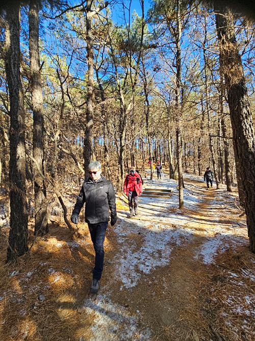 금정굴을 내려 오는 대원들 [사진제공-통일뉴스백두대간종주대]