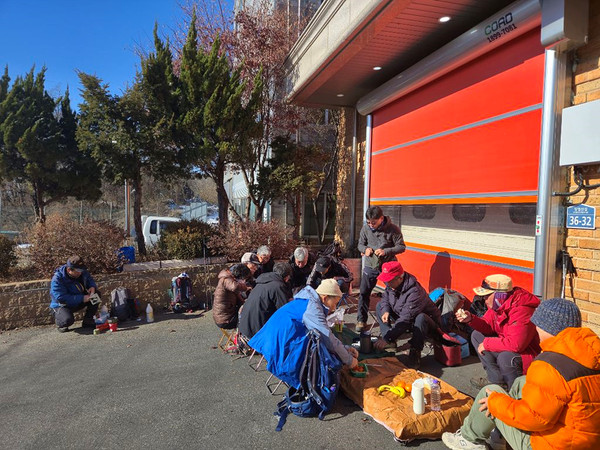 공장 앞 마당에서 점심 식사 [사진제공-통일뉴스백두대간종주대]