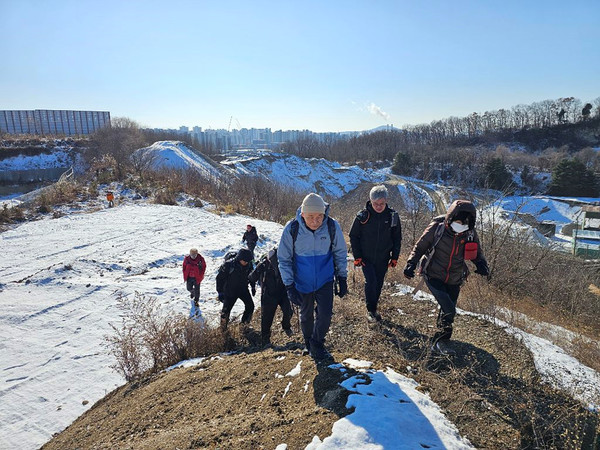 파헤쳐진 능선을 지나는 대원들 [사진제공-통일뉴스백두대간종주대]