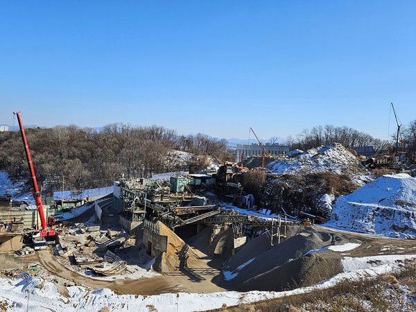 골재 채취 공장이 들어서 있다 [사진제공-통일뉴스백두대간종주대]