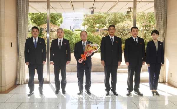 2월명절 경축을 위해 재일본조선인축하단이 일본을 출발하고 있다.  [사진-조선신보 갈무리]