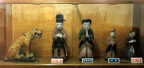 성황당에 모셔졌던 「신잠의 목상(木像)」. 조선중기, 전라북도민속문화재 제4호(1973.06.23. 지정), 전북 정읍시 태인면. [사진 제공 – 이양재]