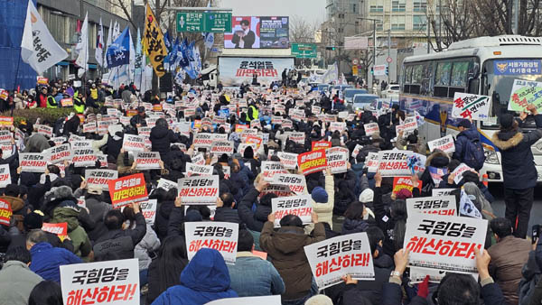 촛불행동은 ‘127차 전국집중 촛불문화제’를 15일 오후 3시 서울 안국역 헌법재판소 인근에서 진행했다. [사진 - 통일뉴스 하태한 통신원]