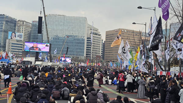 ‘윤석열 즉각 퇴진 및 사회대개혁 비상행동’은 15일 오후 5시부터 서울 광화문에서 ‘11차 범시민대행진’을 개최했다. [사진 - 통일뉴스 하태한 통신원]