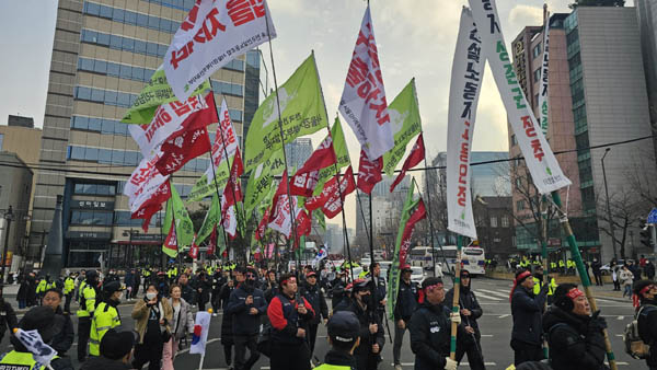 노동자 대오가 행진하고 있다. [사진 - 통일뉴스 하태한 통신원]