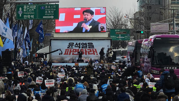 김준형 조국혁신당 의원은 김준형 의원은 12월 14일의 탄핵 의결을 확정하는 힘찬 의사봉 소리가 평생 최고의 아름다운 울림이었다고 말했다. [사진 - 통일뉴스 하태한 통신원]