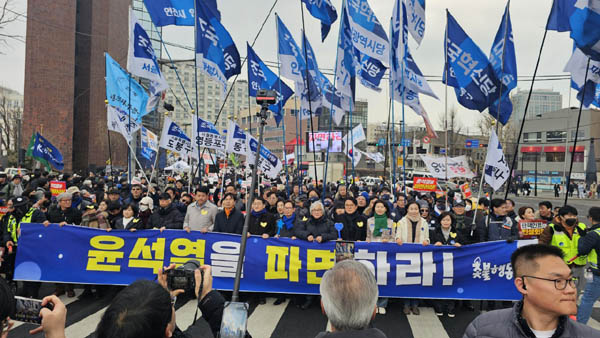 집회를 마치고 오늘도 광화문으로 행진했다. [사진 - 통일뉴스 하태한 통신원]