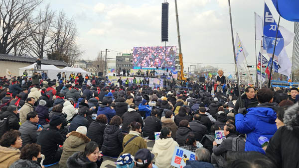 ‘윤석열 즉각 퇴진 및 사회대개혁 비상행동’이 주최한 광화문 ‘11차 범시민대행진’. [사진 - 통일뉴스 하태한 통신원]