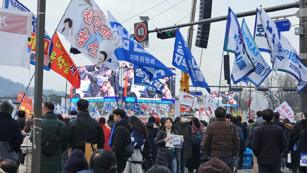 깃발의 물결... [사진 - 통일뉴스 하태한 통신원]
