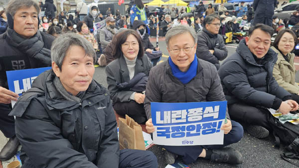 반가운 구로지역 정치인들. 더불어민주당 이인영 국회의원, 장인홍 구청장 예비후보, 최태영 구의원 등. [사진 - 통일뉴스 하태한 통신원]