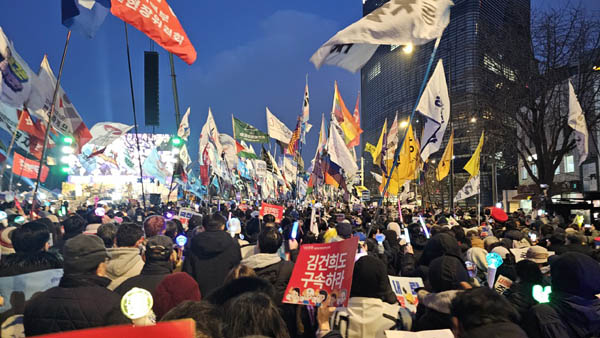 깃발 휘날리며 행진 시작. [사진 - 통일뉴스 하태한 통신원]