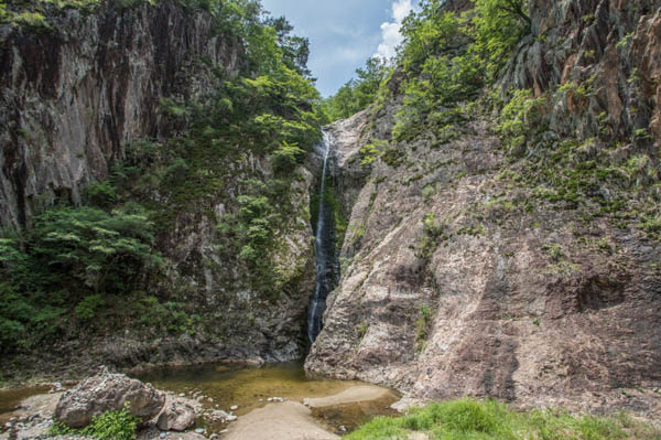 미인목포라고 부른다. 미인은 매력 있는 여성을 뜻한다. 그림 속의 폭포도 이와 유사하다. 폭포에 미인을 결합한 것은 축축이 젖은 여성의 음부를 연상시키는 직관에 따른 것이다. [사진 제공 – 심규섭]