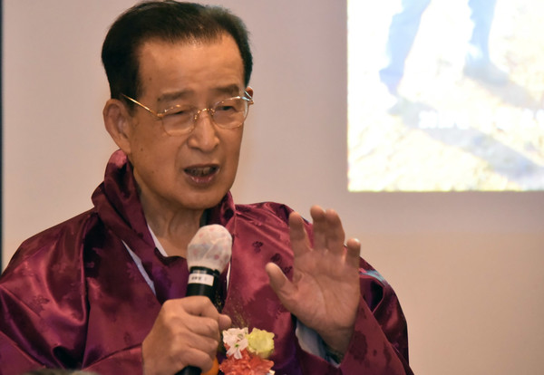 생전의 정수일 선생. 사진은 2022년 12월 미수연 겸 회고록 『시대인, 소명에 따르다』 출간을 맞아 인사말을 하고 있는 고인. [통일뉴스 자료사진]