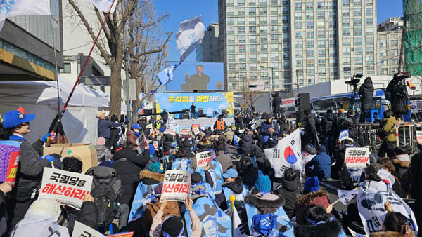 촛불행동은 22일 오후 2시 ‘윤석열 파면 국힘당 해산 128차 전국집중 촛불문화제’를 열었다. [사진 - 통일뉴스 하태한 통신원]