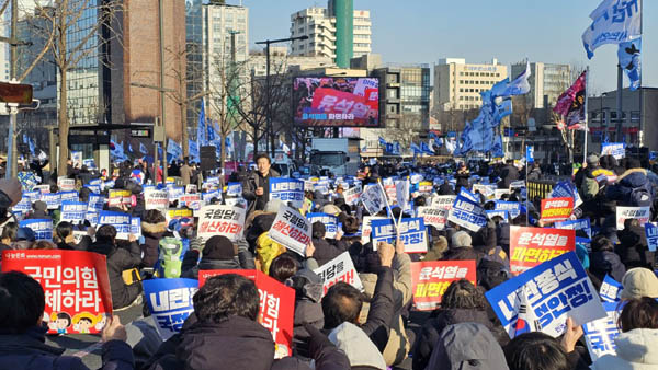  민주당의 ‘내란종식 헌정수호를 위한 윤석열 파면 촉구 범시민대회’에 이어, ‘윤석열 탄핵 사회대개혁 비상행동’은 22일 오후 5시 ‘12차 범시민대행진’을 개최했다. [사진 - 통일뉴스 하태한 통신원]