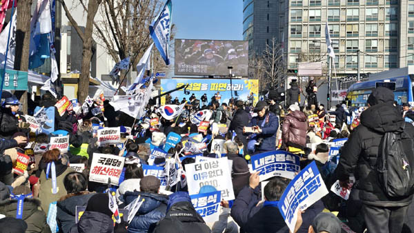 촛불행동은 22일 오후 2시 ‘윤석열 파면 국힘당 해산 128차 전국집중 촛불문화제’를 주최했다. [사진 - 통일뉴스 하태한 통신원]