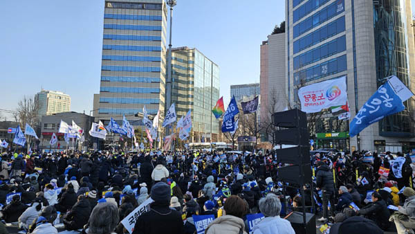 민주노총이 깃발을 앞세우고 대회장으로 이동하고 있다. [사진 - 통일뉴스 하태한 통신원]