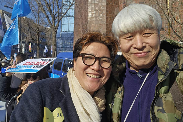 가수 백자님과 찰칵! [사진 - 통일뉴스 하태한 통신원]